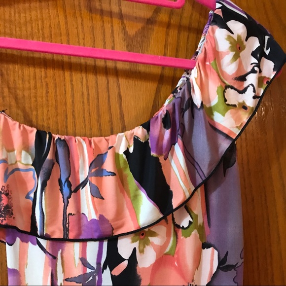 Off-the-shoulder Flowery Blouse - Picture 2 of 3